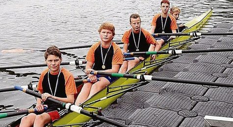 Vier (plus eins) gewinnt! Lorenz Ernst, Steffen Dralle, Felix Lahmann und Jan-Niklas Falke sowie Steuermann Jan Richter gewannen bei der Celler Regatta in ihrer Altersklasse den Wettbewerb. Foto: privat