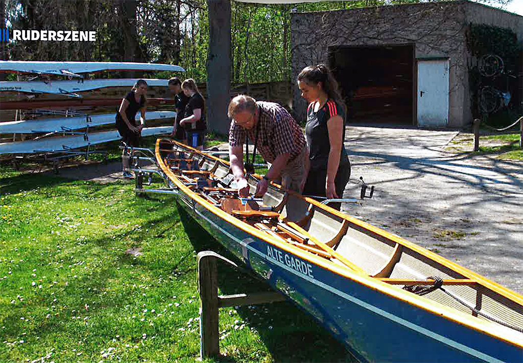 Thomas Krummel mit dem Mädchen-Doppelvierer. Foto: Busse